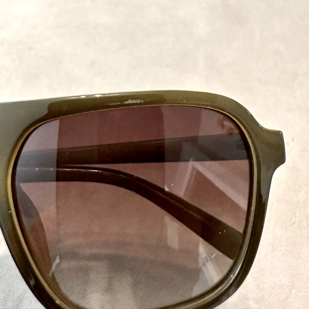 Sunglasses/Olive Green in color - Picture 4 of 4